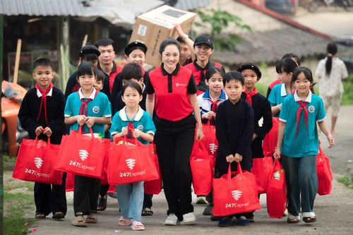 247Express và hành trình 'Giao nắng, chuyển yêu thương' đến với thầy và trò Trường Tiểu học và THCS Bế Văn Đàn