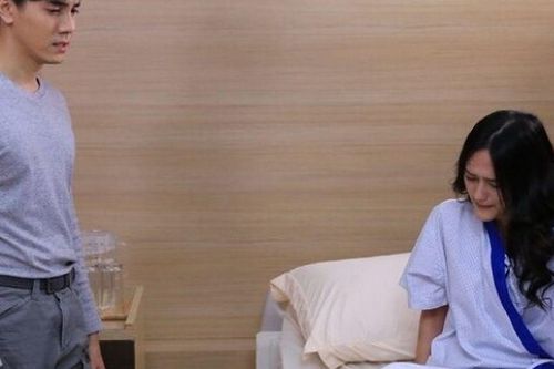 Cho vợ cũ 200 triệu chữa bệnh, con gái cô ấy đưa tôi một lá thư khiến tôi bật khóc