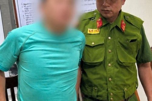 Người phụ nữ hoảng loạn chạy khỏi nhà giữa đêm, diễn biến phía sau khiến nhiều người phẫn nộ