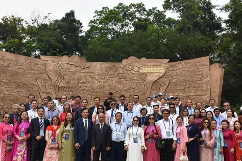 Ấm áp nghĩa tình kiều bào trong chuyến hành hương về nguồn