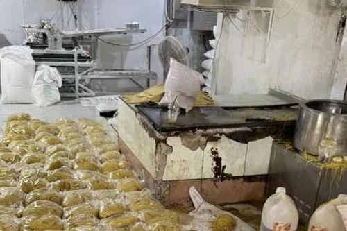 Triệt phá cơ sở sản xuất mì tươi trộn thủy tinh lỏng, đưa ra thị trường khoảng 2.800 tấn