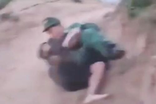 Video lực lượng biên phòng khống chế đối tượng buôn pháo lậu gần khu vực biên giới