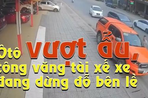 Clip ôtô vượt ẩu tông văng tài xế xe bán tải đang đứng sát bên lề