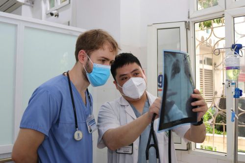 Vì sao nhiều bác sĩ từ các nước tiên tiến sang Việt Nam học nghề mỗi năm?