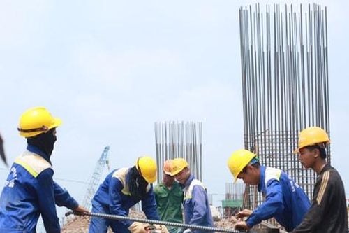 ''Đội nắng'' thi công, đẩy nhanh tiến độ dự án cầu Ngọc Hồi