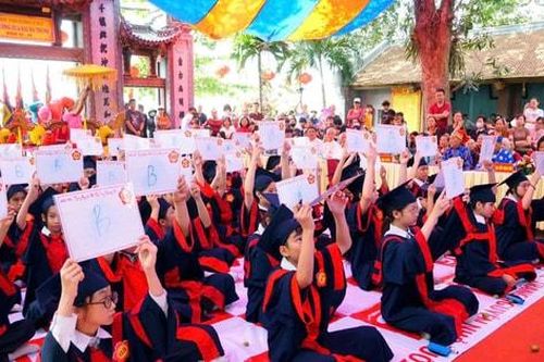 Thượng Cát gìn giữ hồn quê qua hội đua thuyền rồng và 'Trạng nguyên nhỏ tuổi'