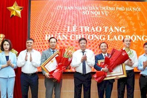 Hai lãnh đạo, nguyên lãnh đạo Sở Nội vụ Hà Nội nhận Huân chương Lao động