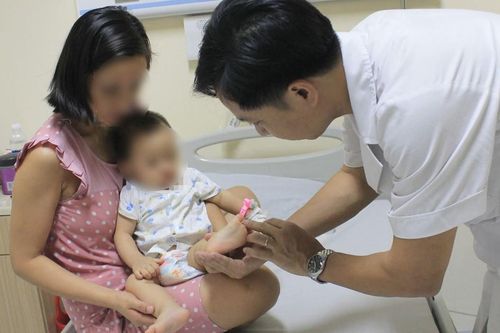 Dịch tay chân miệng ở Hà Nội: Hơn 2.308 người mắc, 95% bệnh nhân trẻ dưới 5 tuổi, ngành y tế Thủ đô dồn lực tổng vệ sinh môi trường; người dân phải thực hiện '3 sạch'