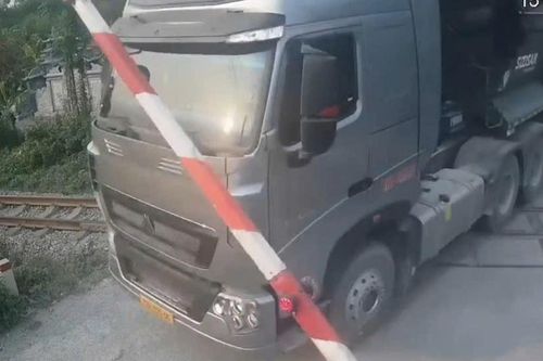 Video tài xế xe đầu kéo băng qua đường sắt khi gác chắn đang hạ