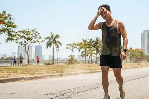 Vì sao người trẻ dễ đột quỵ khi chơi thể thao dưới trời nắng gắt?