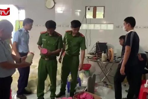 Phát hiện cơ sở bán 'kem trộn' quy mô lớn không rõ nguồn gốc