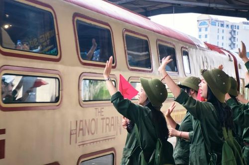 Chuyến tàu đoàn viên chạm vào ký ức viết tiếp tự hào