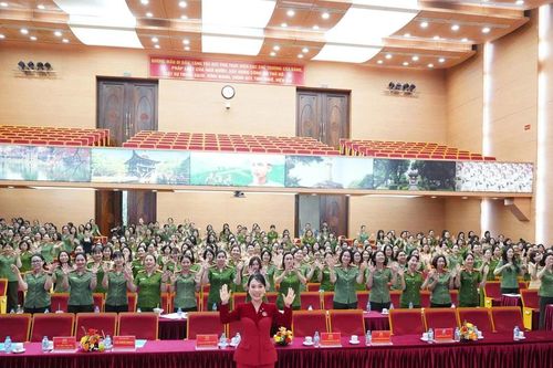 Tập huấn kỹ năng giao tiếp cho phụ nữ Công an Thủ đô