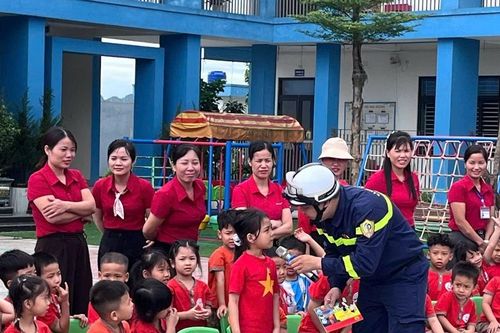 Hơn 300 giáo viên, học sinh mầm non trải nghiệm, thực hành kỹ năng PCCC&CNCH