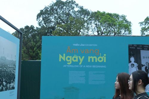 Triển lãm ảnh tư liệu 'Âm vang ngày mới'