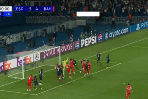 Pha bóng trên vạch vôi phút 90+4 ngăn Bayern hòa PSG 5-5