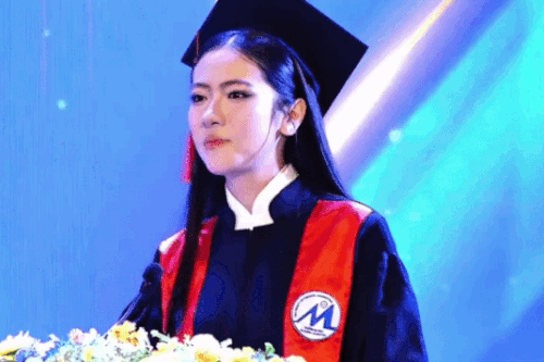 Danh tính cô gái hát ở lễ tốt nghiệp viral khắp mạng xã hội