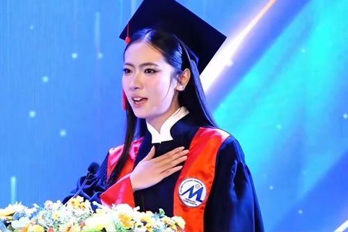 Cô gái viral khắp cõi mạng khi cất giọng hát ở lễ tốt nghiệp