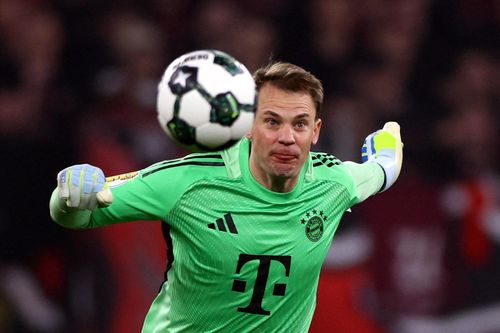Neuer suýt mắc bẫy cậu bé nhặt bóng