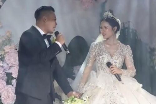 Cô dâu, chú rể TP.HCM hát, rap 'như nuốt đĩa', cả hội trường ngỡ ngàng