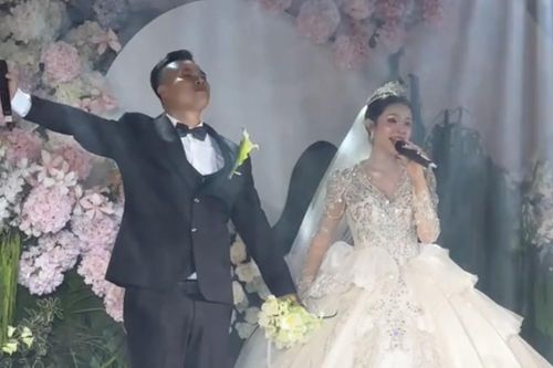 Cô dâu chú rể gây sốt khi hát 'Nổi gió lên' hay như nuốt đĩa