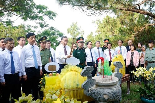 Tổng Bí thư, Chủ tịch nước Tô Lâm dâng hương tưởng niệm Đại tướng Võ Nguyên Giáp