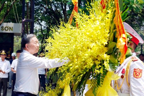 Tổng Bí thư, Chủ tịch nước Tô Lâm dâng hương tại Nghĩa trang liệt sĩ Quốc gia Trường Sơn