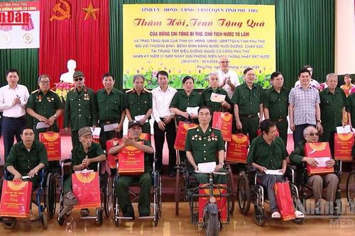 [Video] Tặng quà người có công nhân dịp kỷ niệm Ngày Giải phóng miền Nam