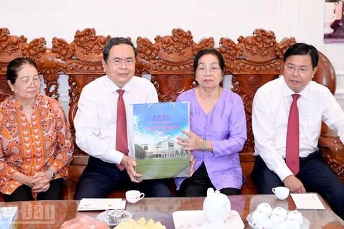 Chủ tịch Quốc hội Trần Thanh Mẫn thăm, tặng quà gia đình chính sách, người lao động tại An Giang