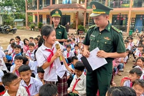 Khơi niềm tự hào, tình yêu đất nước trong học sinh biên giới qua 'Tiết học biên cương' ở Nậm Nhừ