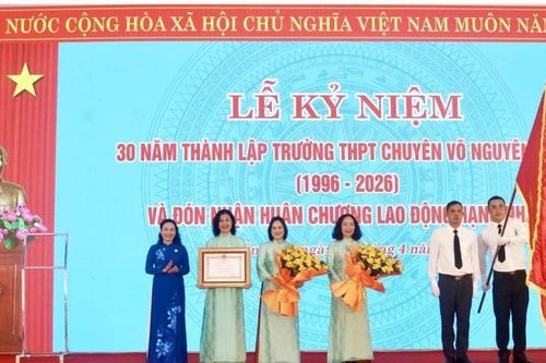 Quảng Trị: Trường trung học phổ thông chuyên Võ Nguyên Giáp đón nhận Huân chương Lao động hạng Nhất