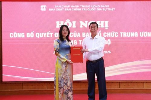 Bổ nhiệm lại chức danh Phó Giám đốc - Phó Tổng Biên tập Nhà xuất bản Chính trị quốc gia Sự thật đối với đồng chí Nguyễn Hoài Anh