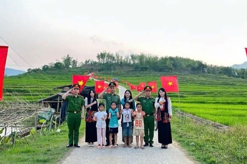 Rực rỡ đường cờ Tổ quốc ở xã vùng cao, biên giới
