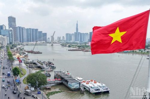 [Ảnh] Thành phố Hồ Chí Minh rực rỡ cờ hoa mừng Đại lễ 30/4