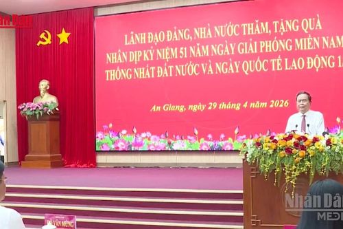 [Video] Chủ tịch Quốc hội trao quà tại An Giang