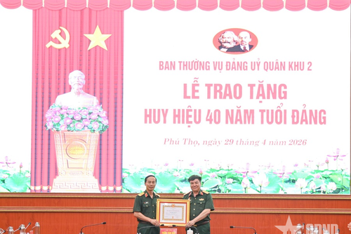 Trung tướng Phạm Đức Duyên, Bí thư Đảng ủy, Chính ủy Quân khu 2 nhận Huy hiệu 40 năm tuổi Đảng