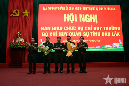 Đại tá Nguyễn Văn Hòa nhận bàn giao chức trách, nhiệm vụ Chỉ huy trưởng Bộ CHQS tỉnh Đắk Lắk