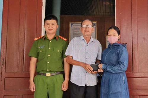 Nhặt được của rơi trả người bị mất