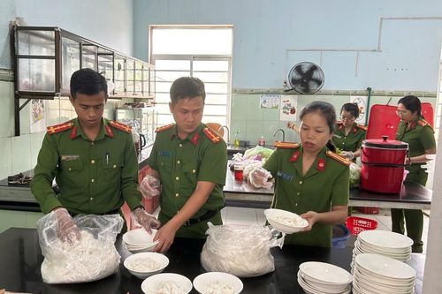 Ấm áp 'Bữa ăn nghĩa tình'