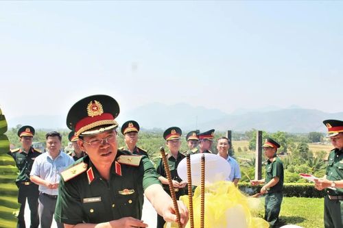 Đoàn công tác Quân khu 5 dâng hương tại các 'địa chỉ đỏ' trên địa bàn tỉnh Quảng Ngãi