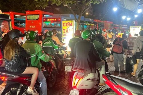 Giao thông các cửa ngõ ùn tắc nghiêm trọng