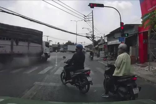 Hãi hùng thời khắc xe tải lao qua giao lộ TP HCM, một người tử vong