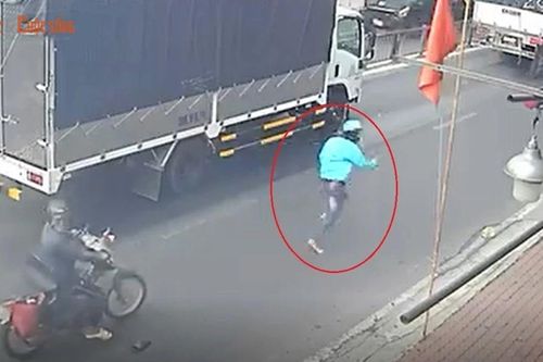 Người dân 'tung cước', kẻ cướp tiệm vàng ở TP HCM vứt xe bỏ chạy