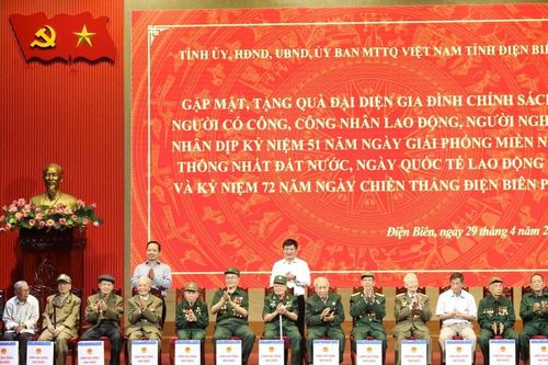 Điện Biên trao gần 300 suất quà tri ân người có công và lao động khó khăn