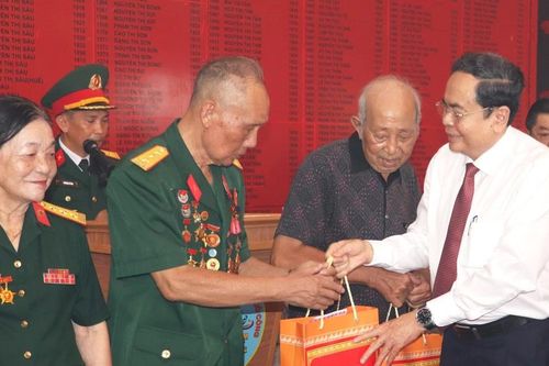 Chủ tịch Quốc hội Trần Thanh Mẫn thăm, tặng quà gia đình chính sách ở An Giang