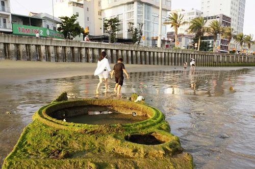 Trục vớt vật nghi là xe tăng trồi lên bãi biển Quy Nhơn