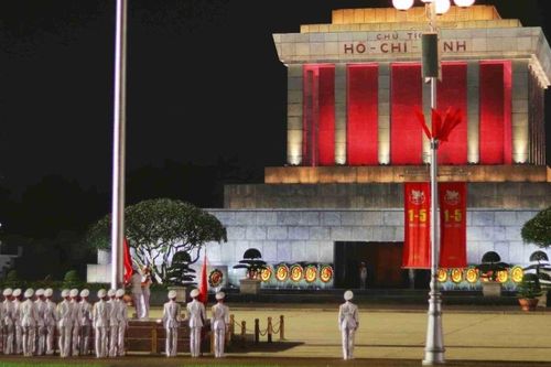 Nghi lễ thượng cờ, hạ cờ Việt Nam gây xúc động với du khách quốc tế