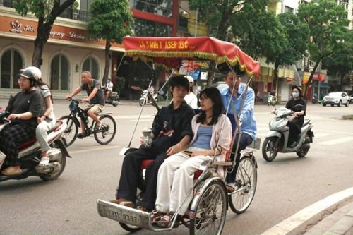 Xích lô 'níu chân' du khách quốc tế giữa lòng Hà Nội