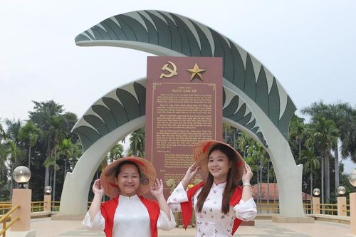 Đi chơi lễ 30/4 kiểu mới, Gen Z rủ nhau về Vườn Cau Đỏ 'chụp ảnh - học sử'