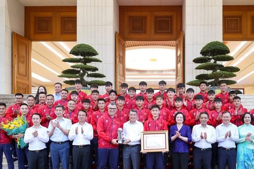 Thủ tướng Chính phủ Lê Minh Hưng gặp mặt, chúc mừng đội tuyển bóng đá nam U17 Việt Nam